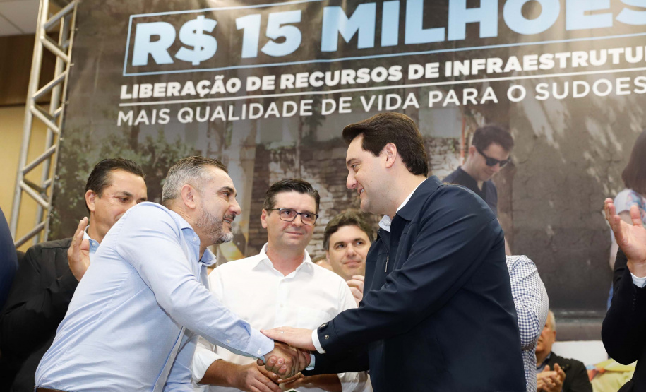 Obras de infraestrutura, melhorias em escolas, reformas e construção de postos de saúde estão no pacote de investimentos que o Governo do Estado fará em 24 cidades da região Sudoeste. O governador Carlos Massa Ratinho Junior se reuniu nesta quinta-feira (8) com os prefeitos na sede da Associação dos Municípios do Sudoeste do Paraná (Amsop), em Francisco Beltrão, e assinou as ordens de serviço e homologação das licitações para dar início às obras e ações.