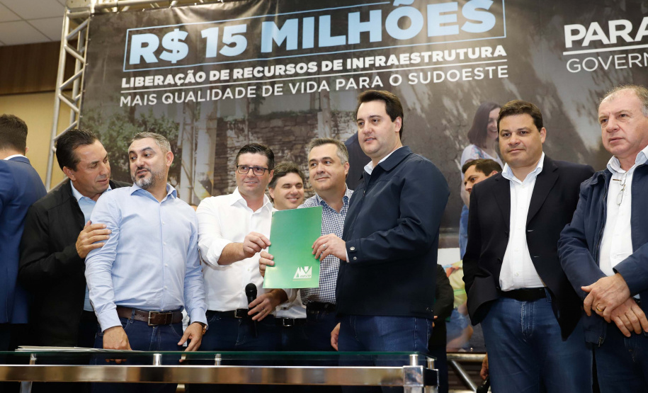 Obras de infraestrutura, melhorias em escolas, reformas e construção de postos de saúde estão no pacote de investimentos que o Governo do Estado fará em 24 cidades da região Sudoeste. O governador Carlos Massa Ratinho Junior se reuniu nesta quinta-feira (8) com os prefeitos na sede da Associação dos Municípios do Sudoeste do Paraná (Amsop), em Francisco Beltrão, e assinou as ordens de serviço e homologação das licitações para dar início às obras e ações.