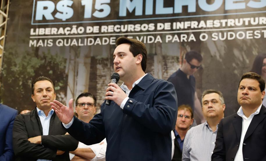 Obras de infraestrutura, melhorias em escolas, reformas e construção de postos de saúde estão no pacote de investimentos que o Governo do Estado fará em 24 cidades da região Sudoeste. O governador Carlos Massa Ratinho Junior se reuniu nesta quinta-feira (8) com os prefeitos na sede da Associação dos Municípios do Sudoeste do Paraná (Amsop), em Francisco Beltrão, e assinou as ordens de serviço e homologação das licitações para dar início às obras e ações.