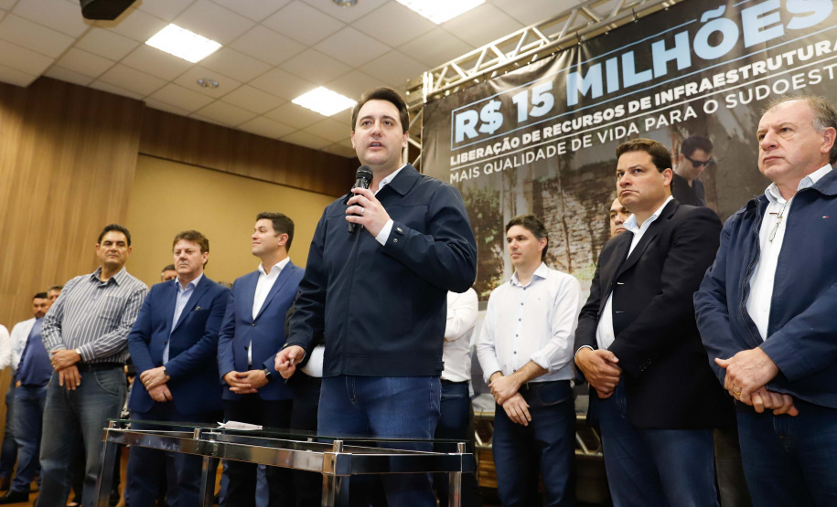 Obras de infraestrutura, melhorias em escolas, reformas e construção de postos de saúde estão no pacote de investimentos que o Governo do Estado fará em 24 cidades da região Sudoeste. O governador Carlos Massa Ratinho Junior se reuniu nesta quinta-feira (8) com os prefeitos na sede da Associação dos Municípios do Sudoeste do Paraná (Amsop), em Francisco Beltrão, e assinou as ordens de serviço e homologação das licitações para dar início às obras e ações.