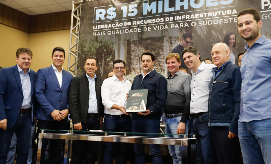 Obras de infraestrutura, melhorias em escolas, reformas e construção de postos de saúde estão no pacote de investimentos que o Governo do Estado fará em 24 cidades da região Sudoeste. O governador Carlos Massa Ratinho Junior se reuniu nesta quinta-feira (8) com os prefeitos na sede da Associação dos Municípios do Sudoeste do Paraná (Amsop), em Francisco Beltrão, e assinou as ordens de serviço e homologação das licitações para dar início às obras e ações.