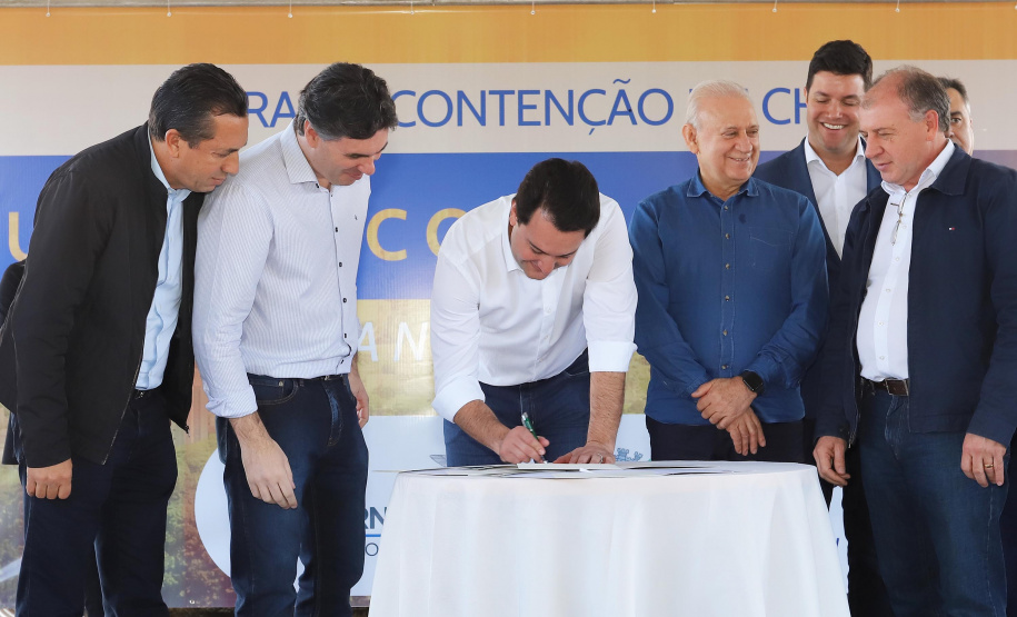 O governador Carlos Massa Ratinho Junior reúne-se com prefeitos na sede da Associação dos Municípios do Sudoeste do Paraná (Amsop), em Francisco Beltrão e assina autorização para licitações de obras para a infraestrutura urbana