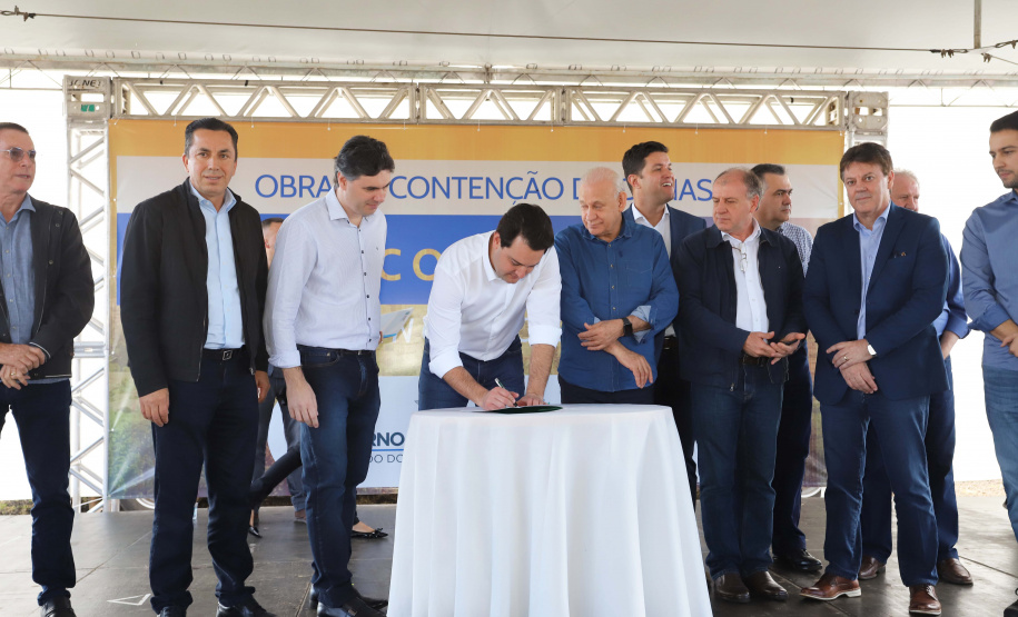 O governador Carlos Massa Ratinho Junior reúne-se com prefeitos na sede da Associação dos Municípios do Sudoeste do Paraná (Amsop), em Francisco Beltrão e assina autorização para licitações de obras para a infraestrutura urbana