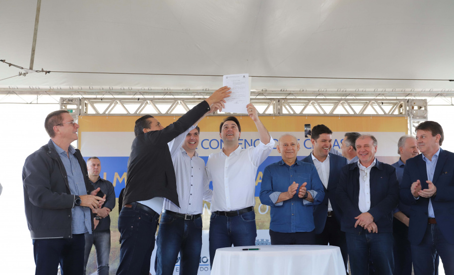 O governador Carlos Massa Ratinho Junior reúne-se com prefeitos na sede da Associação dos Municípios do Sudoeste do Paraná (Amsop), em Francisco Beltrão e assina autorização para licitações de obras para a infraestrutura urbana