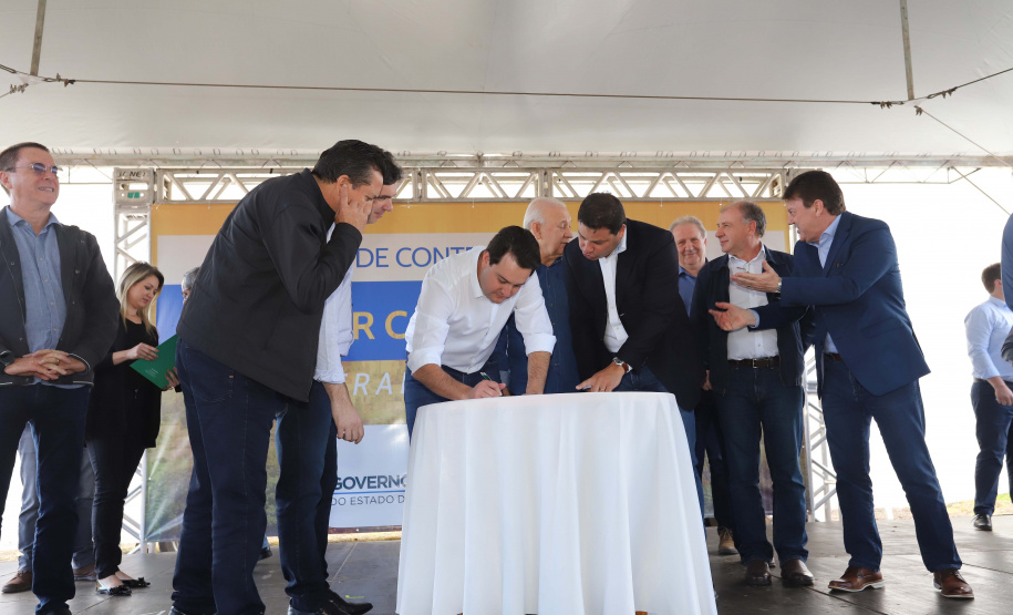 O governador Carlos Massa Ratinho Junior reúne-se com prefeitos na sede da Associação dos Municípios do Sudoeste do Paraná (Amsop), em Francisco Beltrão e assina autorização para licitações de obras para a infraestrutura urbana