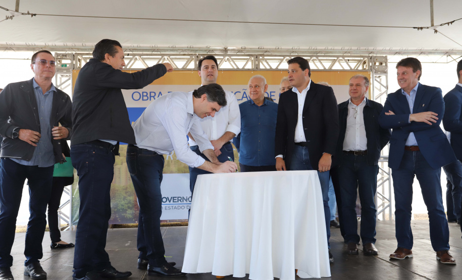 O governador Carlos Massa Ratinho Junior reúne-se com prefeitos na sede da Associação dos Municípios do Sudoeste do Paraná (Amsop), em Francisco Beltrão e assina autorização para licitações de obras para a infraestrutura urbana