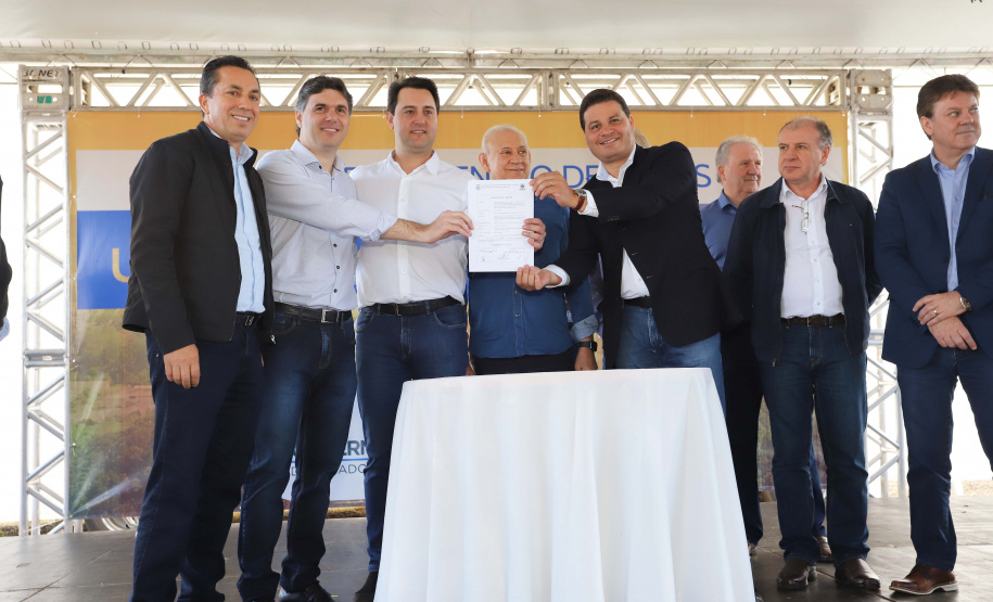 O governador Carlos Massa Ratinho Junior reúne-se com prefeitos na sede da Associação dos Municípios do Sudoeste do Paraná (Amsop), em Francisco Beltrão e assina autorização para licitações de obras para a infraestrutura urbana