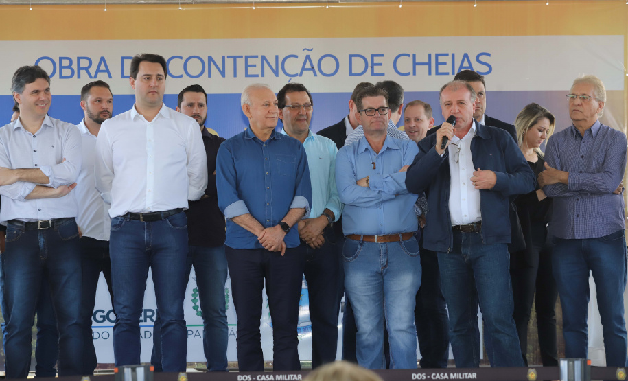 O governador Carlos Massa Ratinho Junior reúne-se com prefeitos na sede da Associação dos Municípios do Sudoeste do Paraná (Amsop), em Francisco Beltrão e assina autorização para licitações de obras para a infraestrutura urbana