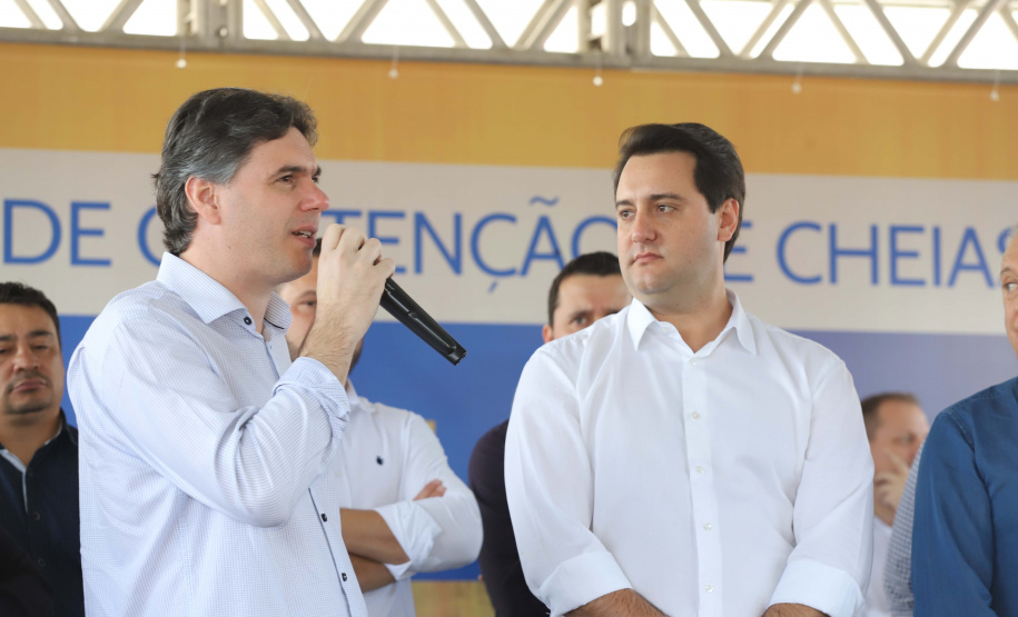 O governador Carlos Massa Ratinho Junior reúne-se com prefeitos na sede da Associação dos Municípios do Sudoeste do Paraná (Amsop), em Francisco Beltrão e assina autorização para licitações de obras para a infraestrutura urbana