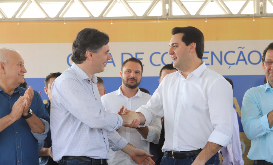 O governador Carlos Massa Ratinho Junior reúne-se com prefeitos na sede da Associação dos Municípios do Sudoeste do Paraná (Amsop), em Francisco Beltrão e assina autorização para licitações de obras para a infraestrutura urbana