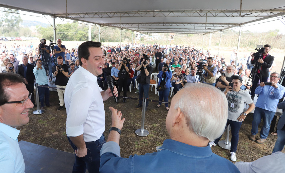 O governador Carlos Massa Ratinho Junior reúne-se com prefeitos na sede da Associação dos Municípios do Sudoeste do Paraná (Amsop), em Francisco Beltrão e assina autorização para licitações de obras para a infraestrutura urbana