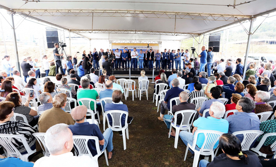 O governador Carlos Massa Ratinho Junior reúne-se com prefeitos na sede da Associação dos Municípios do Sudoeste do Paraná (Amsop), em Francisco Beltrão e assina autorização para licitações de obras para a infraestrutura urbana