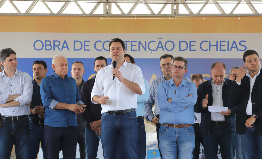 O governador Carlos Massa Ratinho Junior reúne-se com prefeitos na sede da Associação dos Municípios do Sudoeste do Paraná (Amsop), em Francisco Beltrão e assina autorização para licitações de obras para a infraestrutura urbana