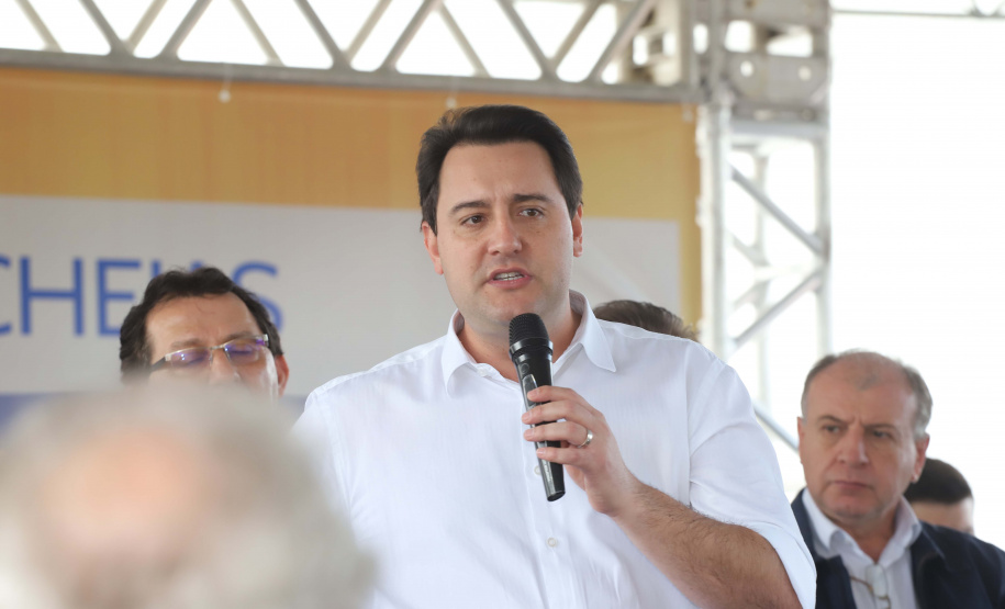 O governador Carlos Massa Ratinho Junior reúne-se com prefeitos na sede da Associação dos Municípios do Sudoeste do Paraná (Amsop), em Francisco Beltrão e assina autorização para licitações de obras para a infraestrutura urbana