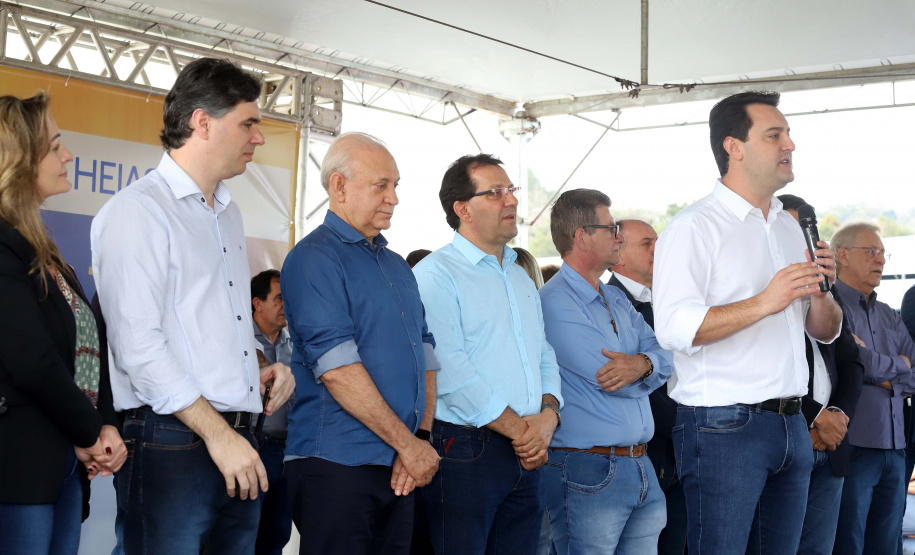 O governador Carlos Massa Ratinho Junior reúne-se com prefeitos na sede da Associação dos Municípios do Sudoeste do Paraná (Amsop), em Francisco Beltrão e assina autorização para licitações de obras para a infraestrutura urbana