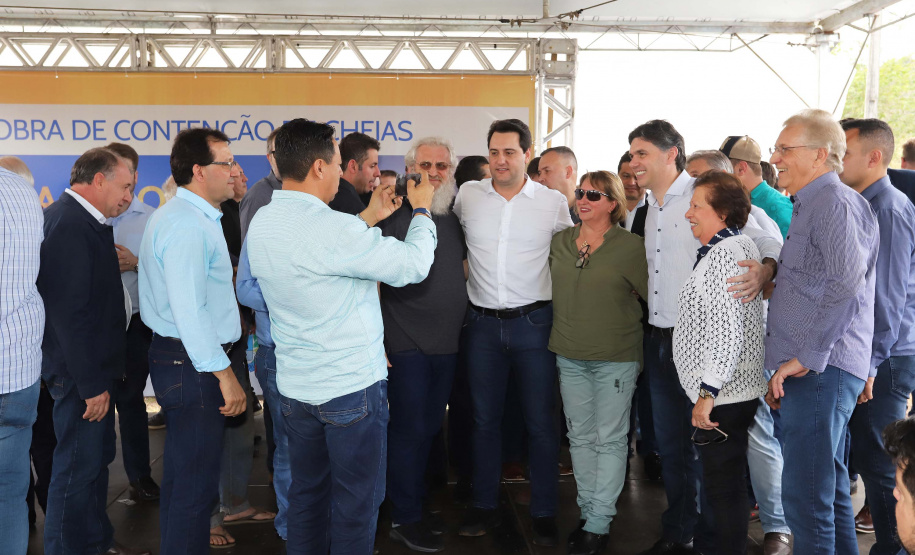 O governador Carlos Massa Ratinho Junior reúne-se com prefeitos na sede da Associação dos Municípios do Sudoeste do Paraná (Amsop), em Francisco Beltrão e assina autorização para licitações de obras para a infraestrutura urbana