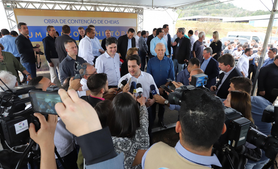 O governador Carlos Massa Ratinho Junior reúne-se com prefeitos na sede da Associação dos Municípios do Sudoeste do Paraná (Amsop), em Francisco Beltrão e assina autorização para licitações de obras para a infraestrutura urbana