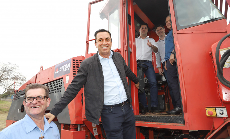 O governador Carlos Massa Ratinho Junior reúne-se com prefeitos na sede da Associação dos Municípios do Sudoeste do Paraná (Amsop), em Francisco Beltrão e assina autorização para licitações de obras para a infraestrutura urbana