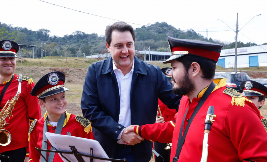 O governador Carlos Massa Ratinho Junior assinou nesta quinta-feira (8) a ordem de serviço para início das obras para contenção de enchentes do Rio Marrecas, em Francisco Beltrão, no Sudoeste do Estado. O Governo do Estado está investindo R$ 30 milhões nesta primeira etapa da obra.