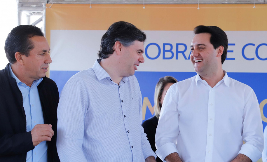 O governador Carlos Massa Ratinho Junior assinou nesta quinta-feira (8) a ordem de serviço para início das obras para contenção de enchentes do Rio Marrecas, em Francisco Beltrão, no Sudoeste do Estado. O Governo do Estado está investindo R$ 30 milhões nesta primeira etapa da obra.