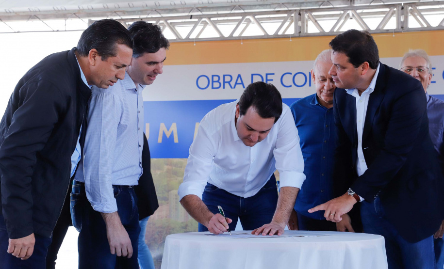 O governador Carlos Massa Ratinho Junior assinou nesta quinta-feira (8) a ordem de serviço para início das obras para contenção de enchentes do Rio Marrecas, em Francisco Beltrão, no Sudoeste do Estado. O Governo do Estado está investindo R$ 30 milhões nesta primeira etapa da obra.