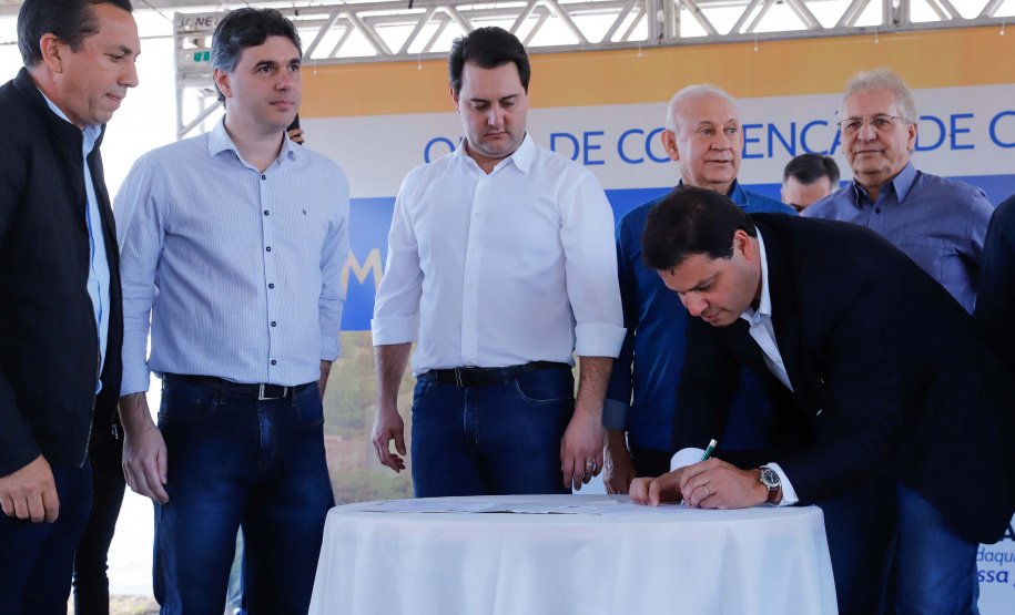 O governador Carlos Massa Ratinho Junior assinou nesta quinta-feira (8) a ordem de serviço para início das obras para contenção de enchentes do Rio Marrecas, em Francisco Beltrão, no Sudoeste do Estado. O Governo do Estado está investindo R$ 30 milhões nesta primeira etapa da obra.