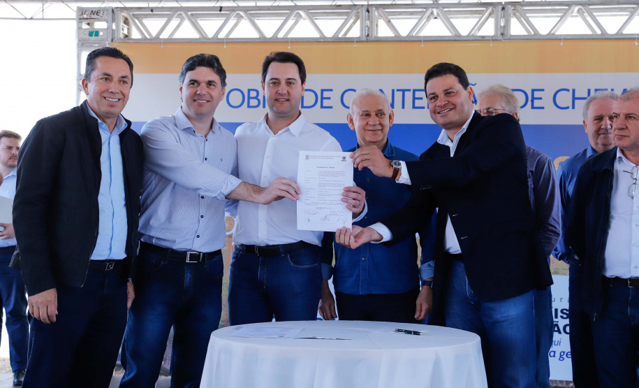 O governador Carlos Massa Ratinho Junior assinou nesta quinta-feira (8) a ordem de serviço para início das obras para contenção de enchentes do Rio Marrecas, em Francisco Beltrão, no Sudoeste do Estado. O Governo do Estado está investindo R$ 30 milhões nesta primeira etapa da obra.