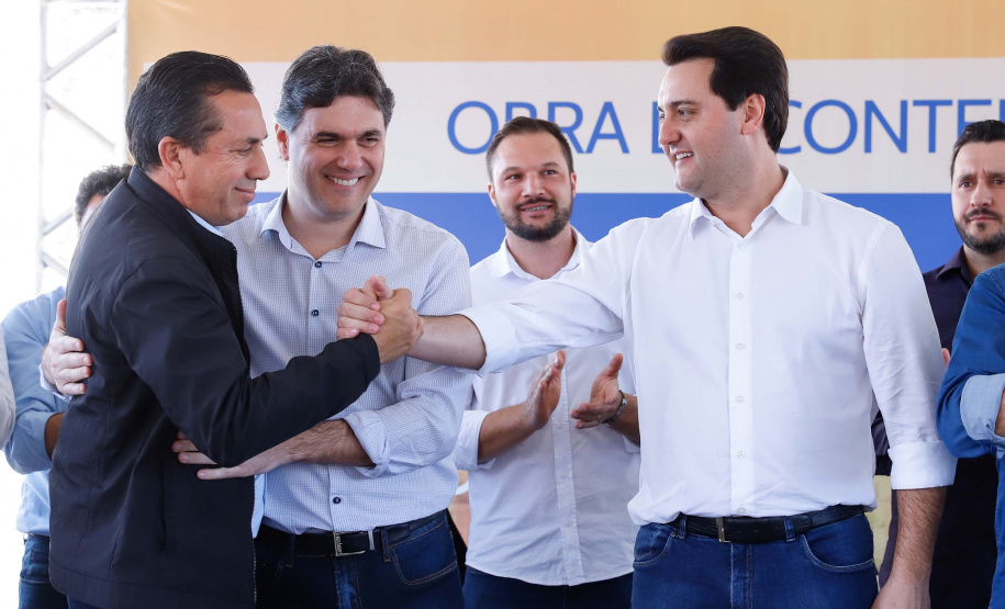 O governador Carlos Massa Ratinho Junior assinou nesta quinta-feira (8) a ordem de serviço para início das obras para contenção de enchentes do Rio Marrecas, em Francisco Beltrão, no Sudoeste do Estado. O Governo do Estado está investindo R$ 30 milhões nesta primeira etapa da obra.