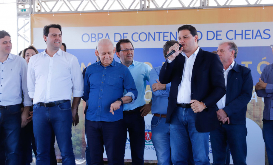 O governador Carlos Massa Ratinho Junior assinou nesta quinta-feira (8) a ordem de serviço para início das obras para contenção de enchentes do Rio Marrecas, em Francisco Beltrão, no Sudoeste do Estado. O Governo do Estado está investindo R$ 30 milhões nesta primeira etapa da obra.