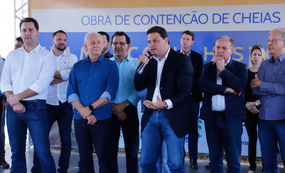 O governador Carlos Massa Ratinho Junior assinou nesta quinta-feira (8) a ordem de serviço para início das obras para contenção de enchentes do Rio Marrecas, em Francisco Beltrão, no Sudoeste do Estado. O Governo do Estado está investindo R$ 30 milhões nesta primeira etapa da obra.