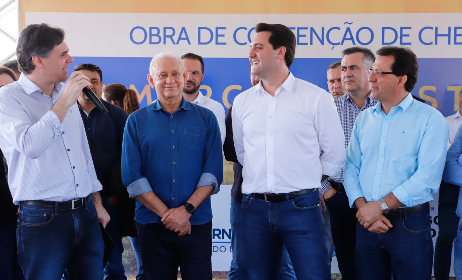O governador Carlos Massa Ratinho Junior assinou nesta quinta-feira (8) a ordem de serviço para início das obras para contenção de enchentes do Rio Marrecas, em Francisco Beltrão, no Sudoeste do Estado. O Governo do Estado está investindo R$ 30 milhões nesta primeira etapa da obra.