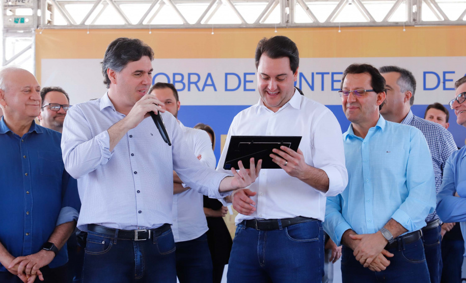 O governador Carlos Massa Ratinho Junior assinou nesta quinta-feira (8) a ordem de serviço para início das obras para contenção de enchentes do Rio Marrecas, em Francisco Beltrão, no Sudoeste do Estado. O Governo do Estado está investindo R$ 30 milhões nesta primeira etapa da obra.