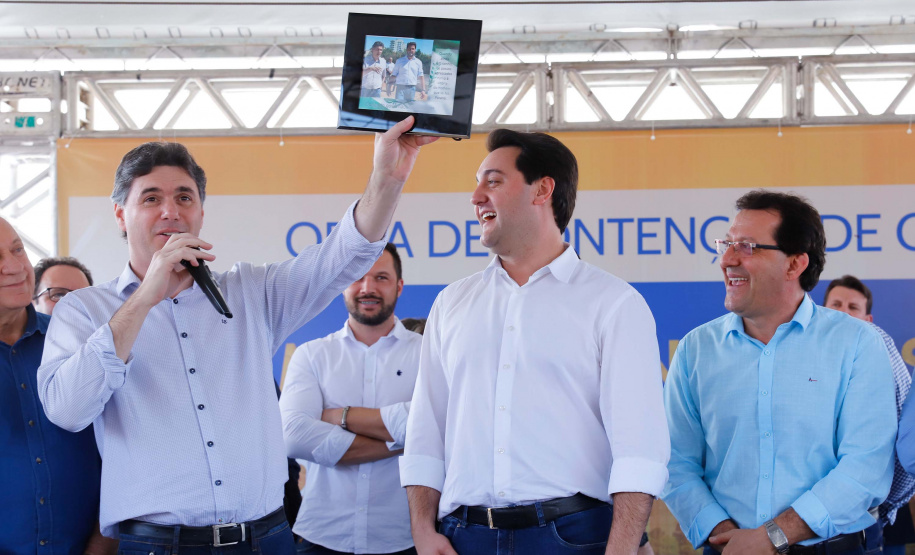 O governador Carlos Massa Ratinho Junior assinou nesta quinta-feira (8) a ordem de serviço para início das obras para contenção de enchentes do Rio Marrecas, em Francisco Beltrão, no Sudoeste do Estado. O Governo do Estado está investindo R$ 30 milhões nesta primeira etapa da obra.