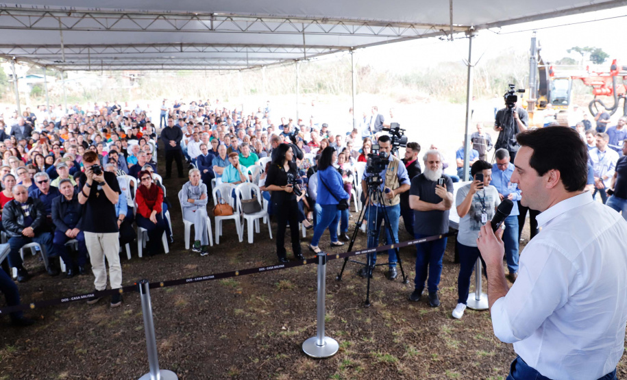 O governador Carlos Massa Ratinho Junior assinou nesta quinta-feira (8) a ordem de serviço para início das obras para contenção de enchentes do Rio Marrecas, em Francisco Beltrão, no Sudoeste do Estado. O Governo do Estado está investindo R$ 30 milhões nesta primeira etapa da obra.