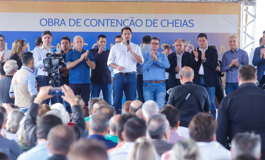 O governador Carlos Massa Ratinho Junior assinou nesta quinta-feira (8) a ordem de serviço para início das obras para contenção de enchentes do Rio Marrecas, em Francisco Beltrão, no Sudoeste do Estado. O Governo do Estado está investindo R$ 30 milhões nesta primeira etapa da obra.