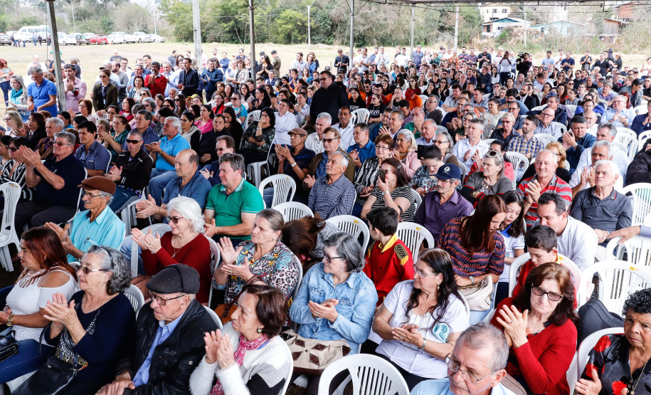 O governador Carlos Massa Ratinho Junior assinou nesta quinta-feira (8) a ordem de serviço para início das obras para contenção de enchentes do Rio Marrecas, em Francisco Beltrão, no Sudoeste do Estado. O Governo do Estado está investindo R$ 30 milhões nesta primeira etapa da obra.