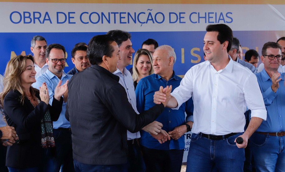 O governador Carlos Massa Ratinho Junior assinou nesta quinta-feira (8) a ordem de serviço para início das obras para contenção de enchentes do Rio Marrecas, em Francisco Beltrão, no Sudoeste do Estado. O Governo do Estado está investindo R$ 30 milhões nesta primeira etapa da obra.