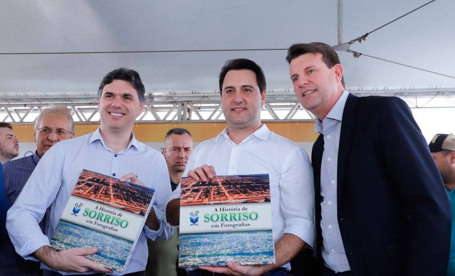O governador Carlos Massa Ratinho Junior assinou nesta quinta-feira (8) a ordem de serviço para início das obras para contenção de enchentes do Rio Marrecas, em Francisco Beltrão, no Sudoeste do Estado. O Governo do Estado está investindo R$ 30 milhões nesta primeira etapa da obra.