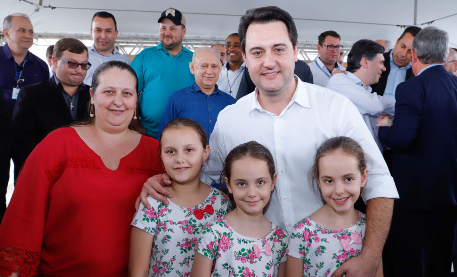 O governador Carlos Massa Ratinho Junior assinou nesta quinta-feira (8) a ordem de serviço para início das obras para contenção de enchentes do Rio Marrecas, em Francisco Beltrão, no Sudoeste do Estado. O Governo do Estado está investindo R$ 30 milhões nesta primeira etapa da obra.