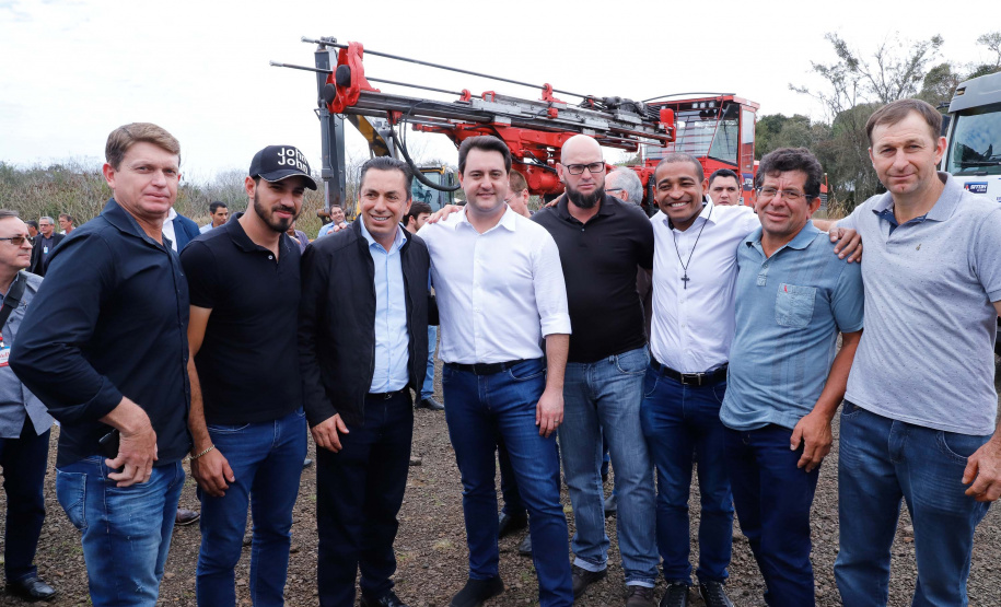 O governador Carlos Massa Ratinho Junior assinou nesta quinta-feira (8) a ordem de serviço para início das obras para contenção de enchentes do Rio Marrecas, em Francisco Beltrão, no Sudoeste do Estado. O Governo do Estado está investindo R$ 30 milhões nesta primeira etapa da obra.
