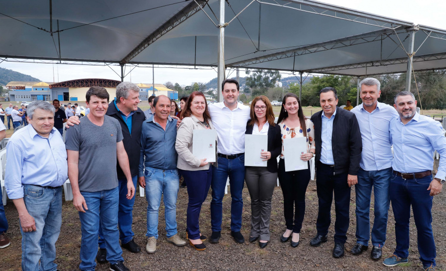 O governador Carlos Massa Ratinho Junior assinou nesta quinta-feira (8) a ordem de serviço para início das obras para contenção de enchentes do Rio Marrecas, em Francisco Beltrão, no Sudoeste do Estado. O Governo do Estado está investindo R$ 30 milhões nesta primeira etapa da obra.
