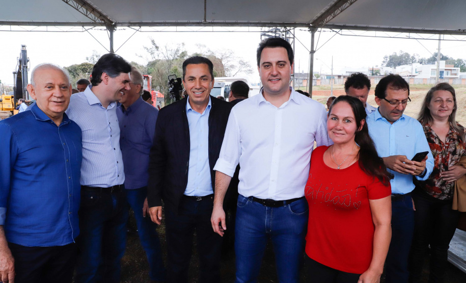 O governador Carlos Massa Ratinho Junior assinou nesta quinta-feira (8) a ordem de serviço para início das obras para contenção de enchentes do Rio Marrecas, em Francisco Beltrão, no Sudoeste do Estado. O Governo do Estado está investindo R$ 30 milhões nesta primeira etapa da obra.