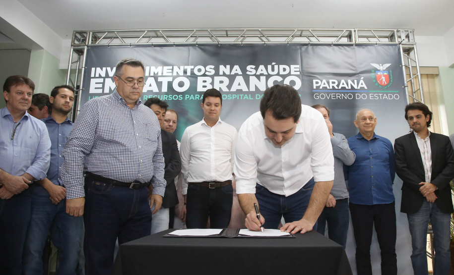 O governador Carlos Massa Ratinho Junior autorizou nesta quarta-feira (8), em Pato Branco, o repasse de R$ 565 mil para aquisição de equipamentos e acessórios para o setor de radiologia do Hospital do Câncer da cidade.