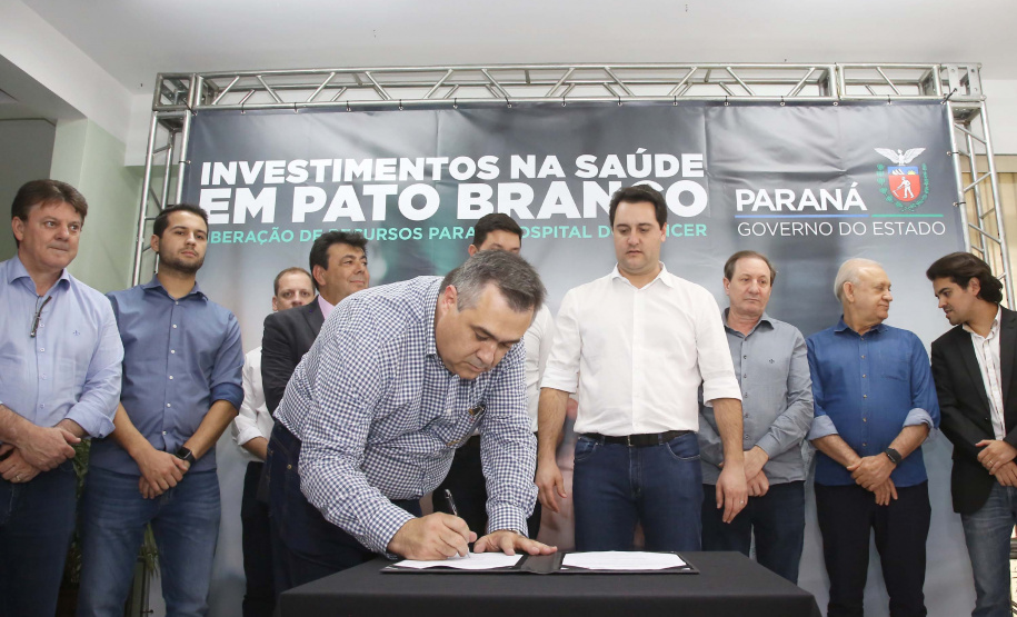 O governador Carlos Massa Ratinho Junior autorizou nesta quarta-feira (8), em Pato Branco, o repasse de R$ 565 mil para aquisição de equipamentos e acessórios para o setor de radiologia do Hospital do Câncer da cidade.