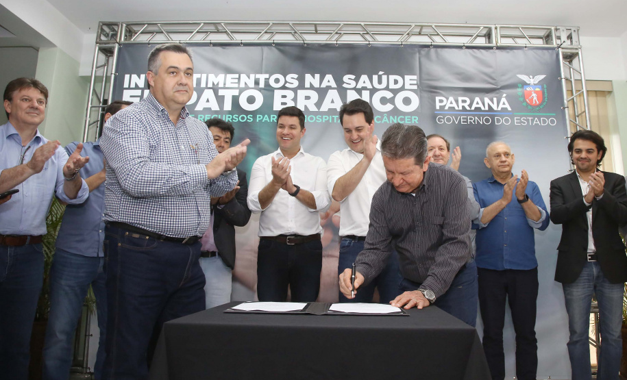 O governador Carlos Massa Ratinho Junior autorizou nesta quarta-feira (8), em Pato Branco, o repasse de R$ 565 mil para aquisição de equipamentos e acessórios para o setor de radiologia do Hospital do Câncer da cidade.