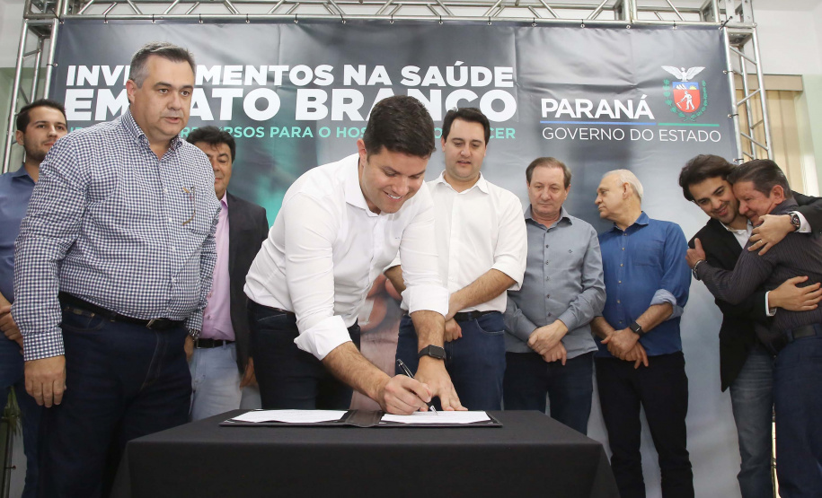 O governador Carlos Massa Ratinho Junior autorizou nesta quarta-feira (8), em Pato Branco, o repasse de R$ 565 mil para aquisição de equipamentos e acessórios para o setor de radiologia do Hospital do Câncer da cidade.