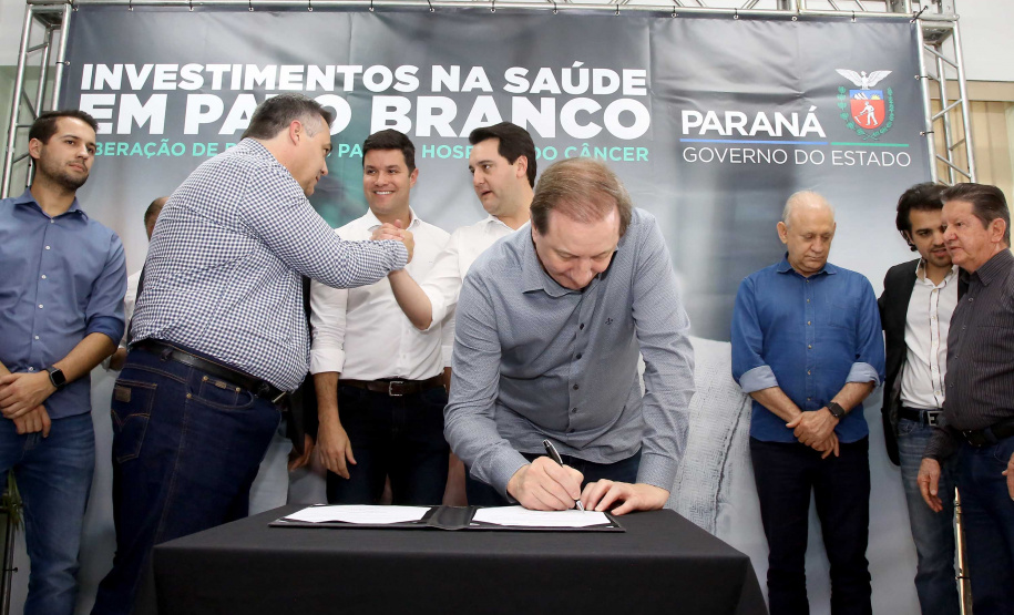 O governador Carlos Massa Ratinho Junior autorizou nesta quarta-feira (8), em Pato Branco, o repasse de R$ 565 mil para aquisição de equipamentos e acessórios para o setor de radiologia do Hospital do Câncer da cidade.