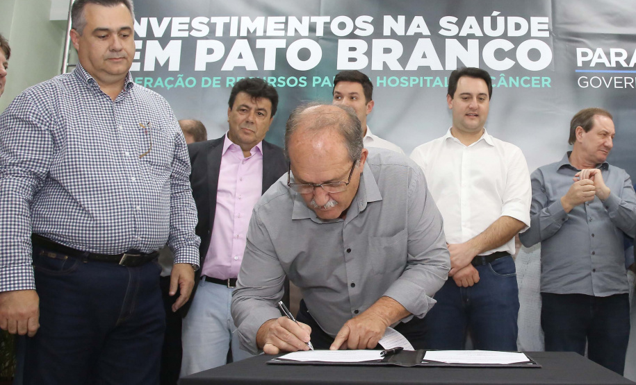 O governador Carlos Massa Ratinho Junior autorizou nesta quarta-feira (8), em Pato Branco, o repasse de R$ 565 mil para aquisição de equipamentos e acessórios para o setor de radiologia do Hospital do Câncer da cidade.