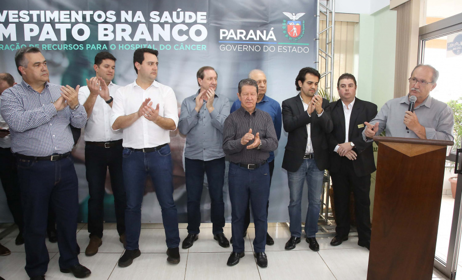 O governador Carlos Massa Ratinho Junior autorizou nesta quarta-feira (8), em Pato Branco, o repasse de R$ 565 mil para aquisição de equipamentos e acessórios para o setor de radiologia do Hospital do Câncer da cidade. Na imagem, Osmar Gabriel do hosp.