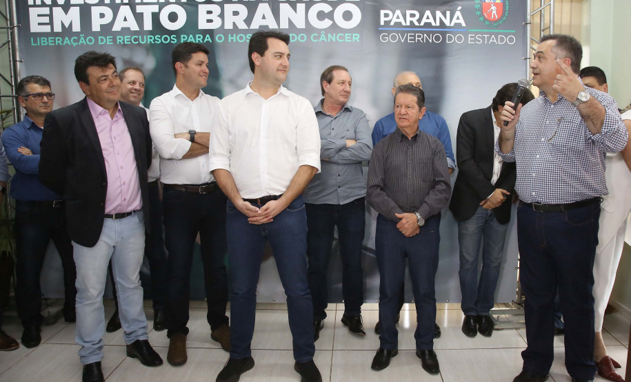 O governador Carlos Massa Ratinho Junior autorizou nesta quarta-feira (8), em Pato Branco, o repasse de R$ 565 mil para aquisição de equipamentos e acessórios para o setor de radiologia do Hospital do Câncer da cidade.